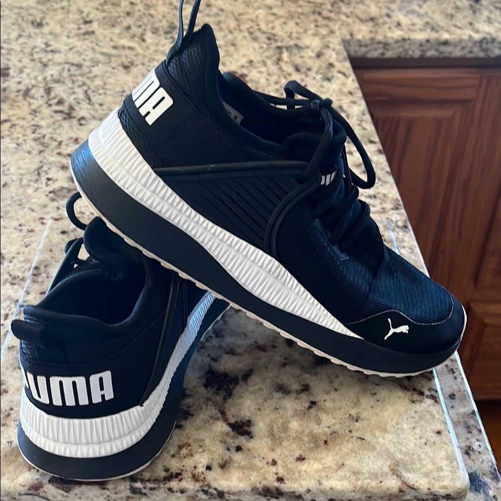 Puma women’s Black Sneakers